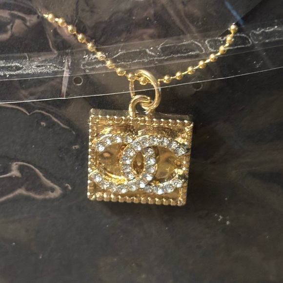 Upcycled zipper pull charm on unbranded chain - Picture 2 of 3